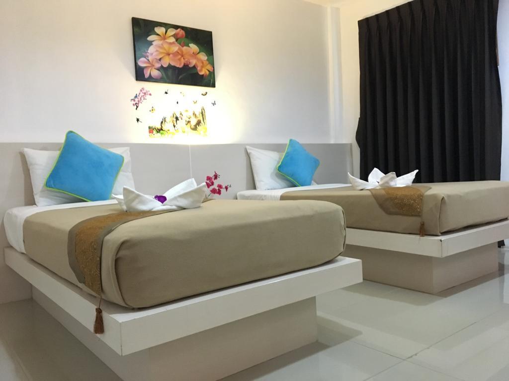 Phuthara Hostel Phuket Esterno foto