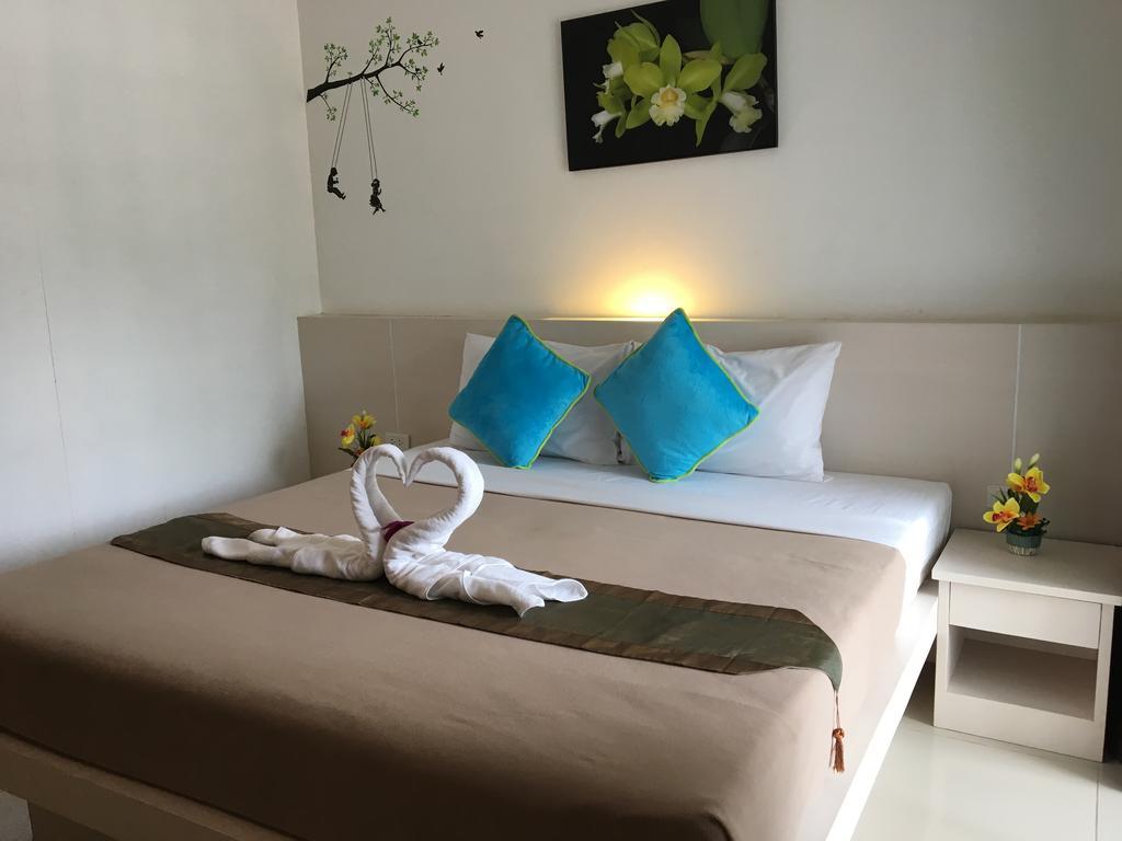 Phuthara Hostel Phuket Esterno foto