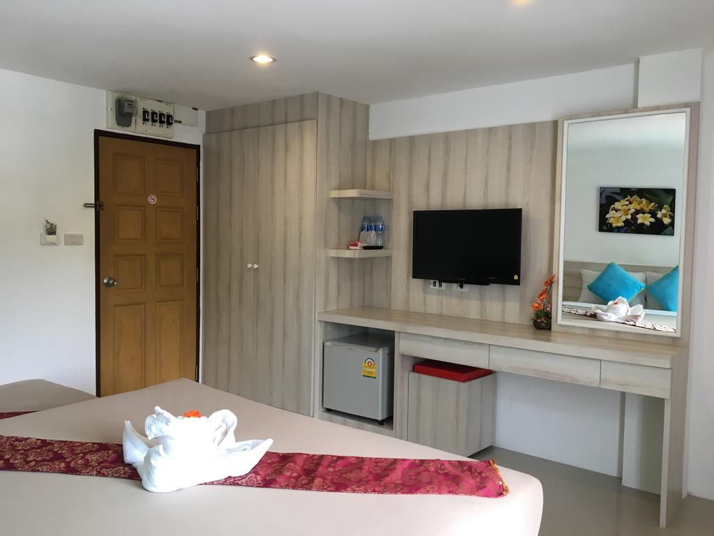 Phuthara Hostel Phuket Esterno foto