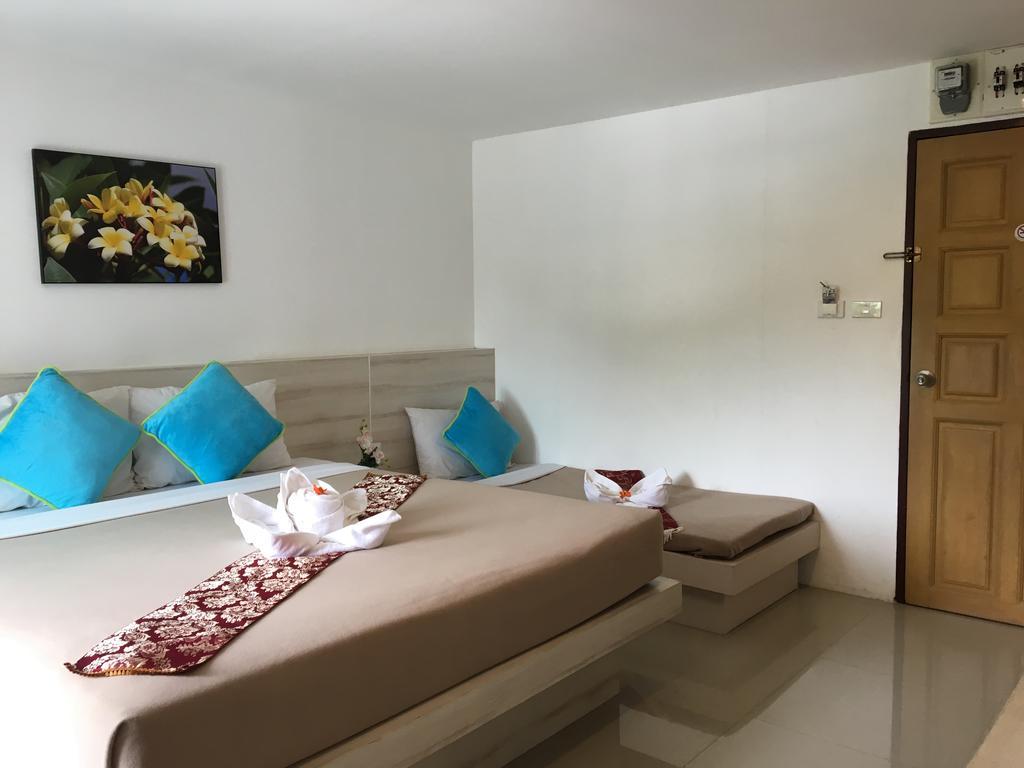 Phuthara Hostel Phuket Esterno foto