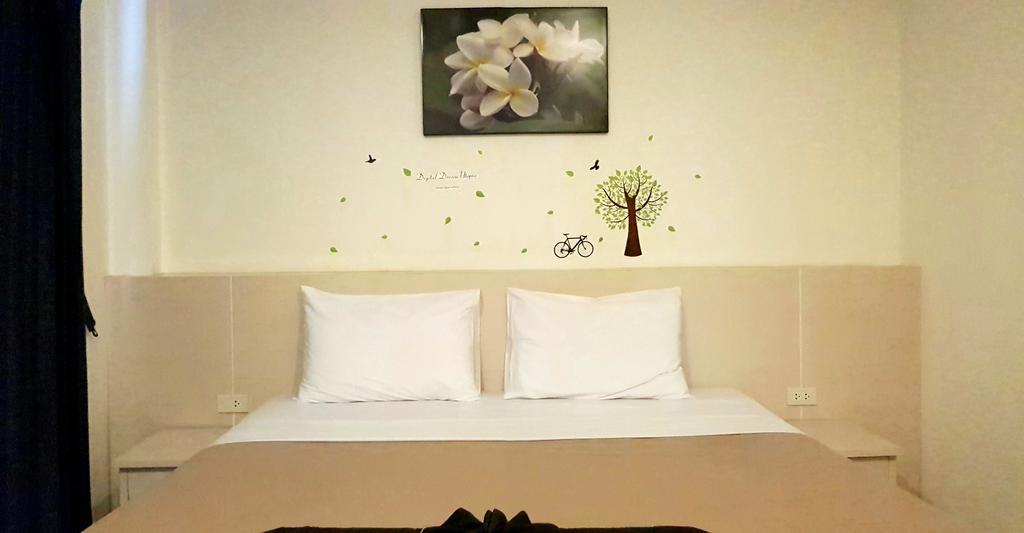 Phuthara Hostel Phuket Esterno foto