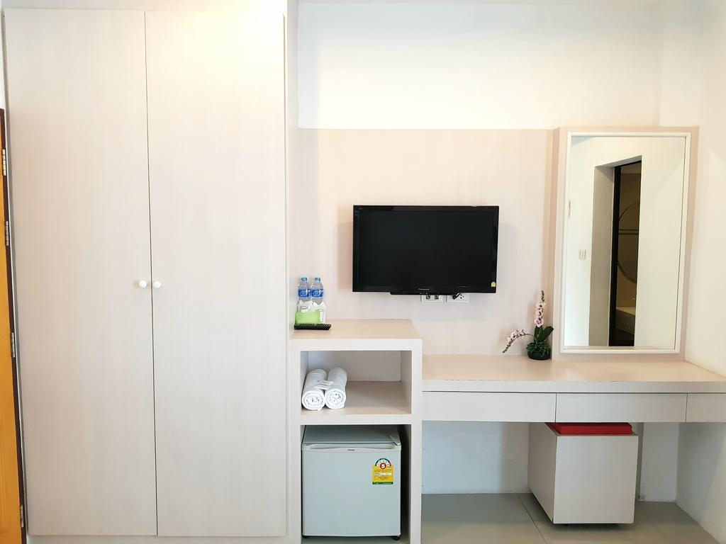 Phuthara Hostel Phuket Esterno foto