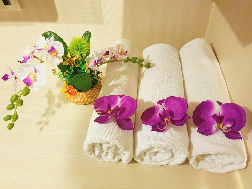 Phuthara Hostel Phuket Esterno foto