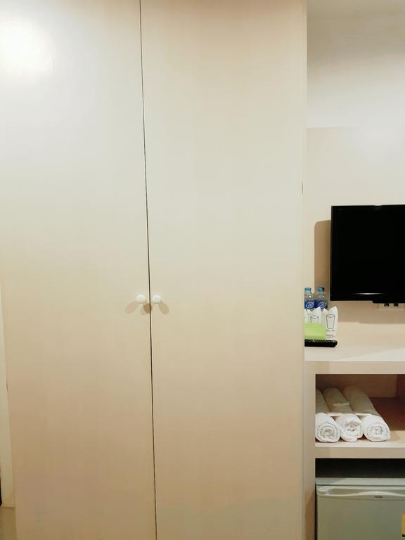 Phuthara Hostel Phuket Esterno foto