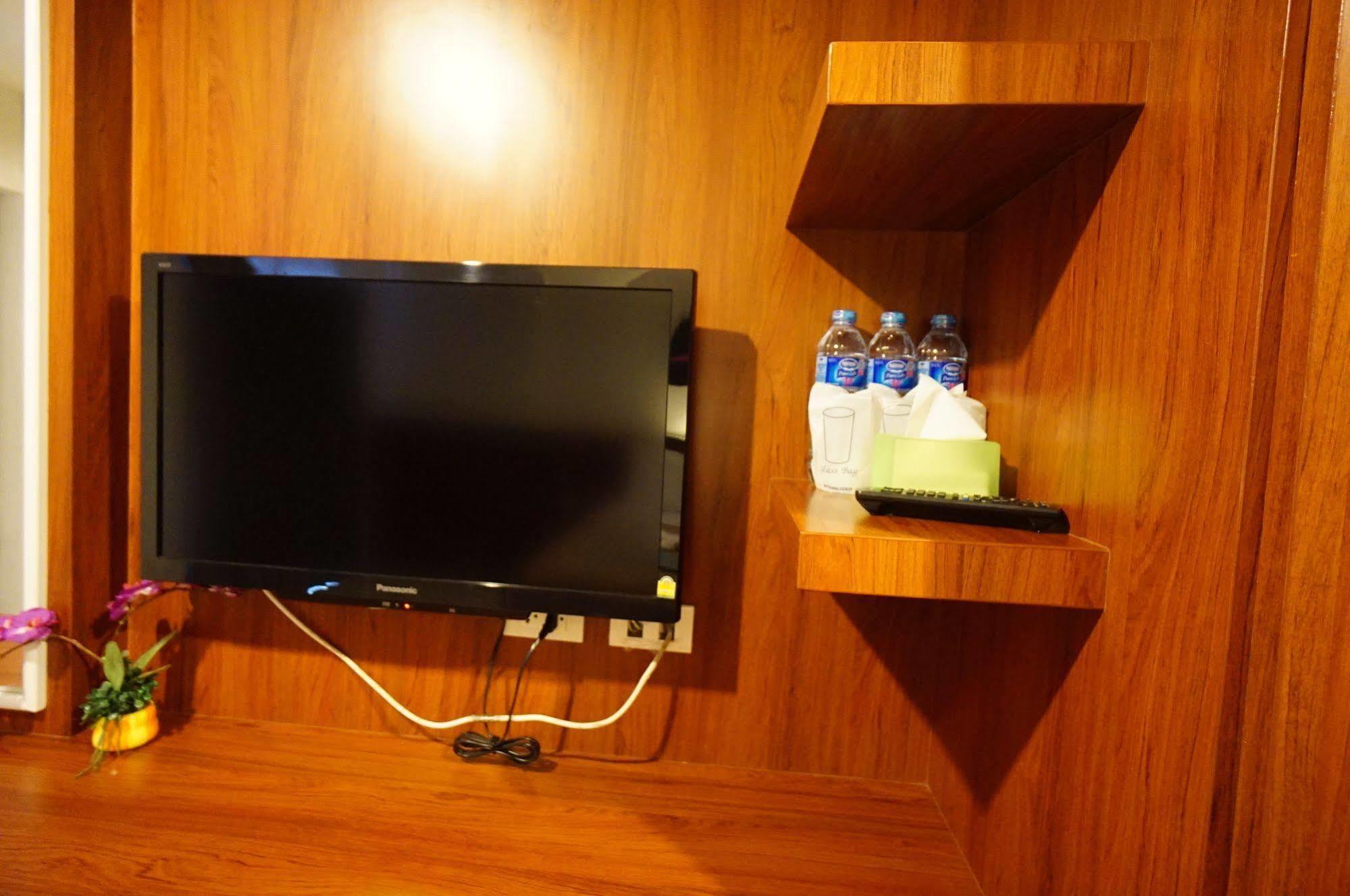 Phuthara Hostel Phuket Esterno foto
