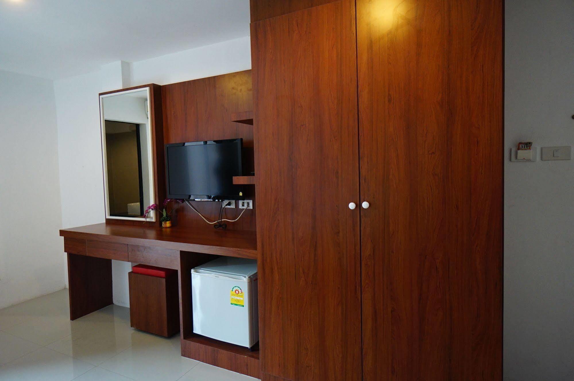 Phuthara Hostel Phuket Esterno foto