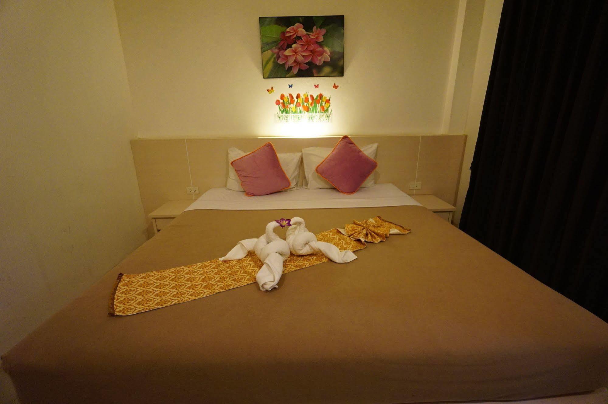 Phuthara Hostel Phuket Esterno foto