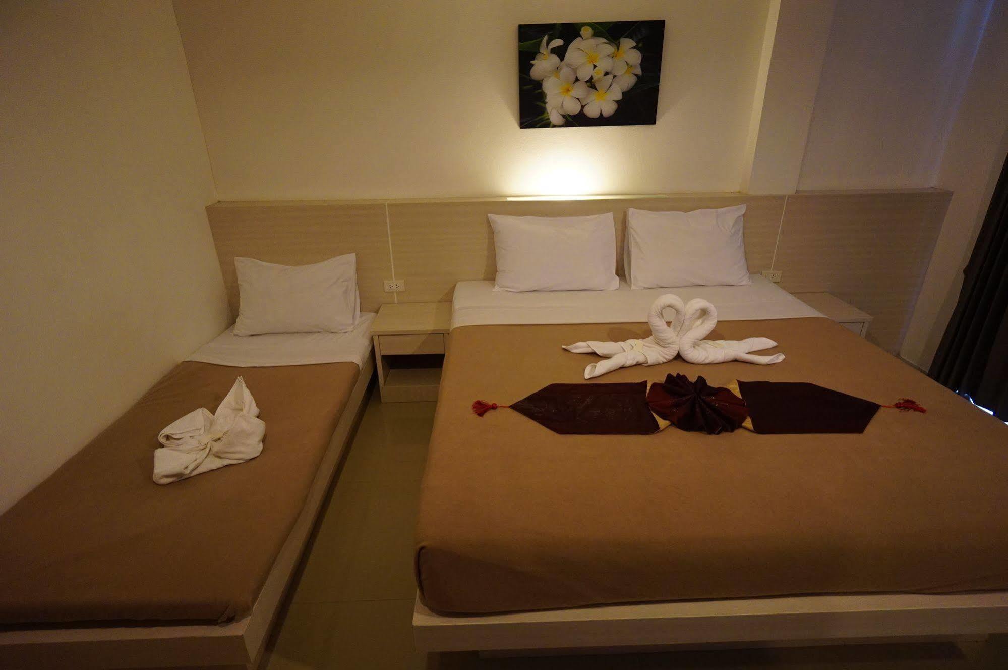 Phuthara Hostel Phuket Esterno foto