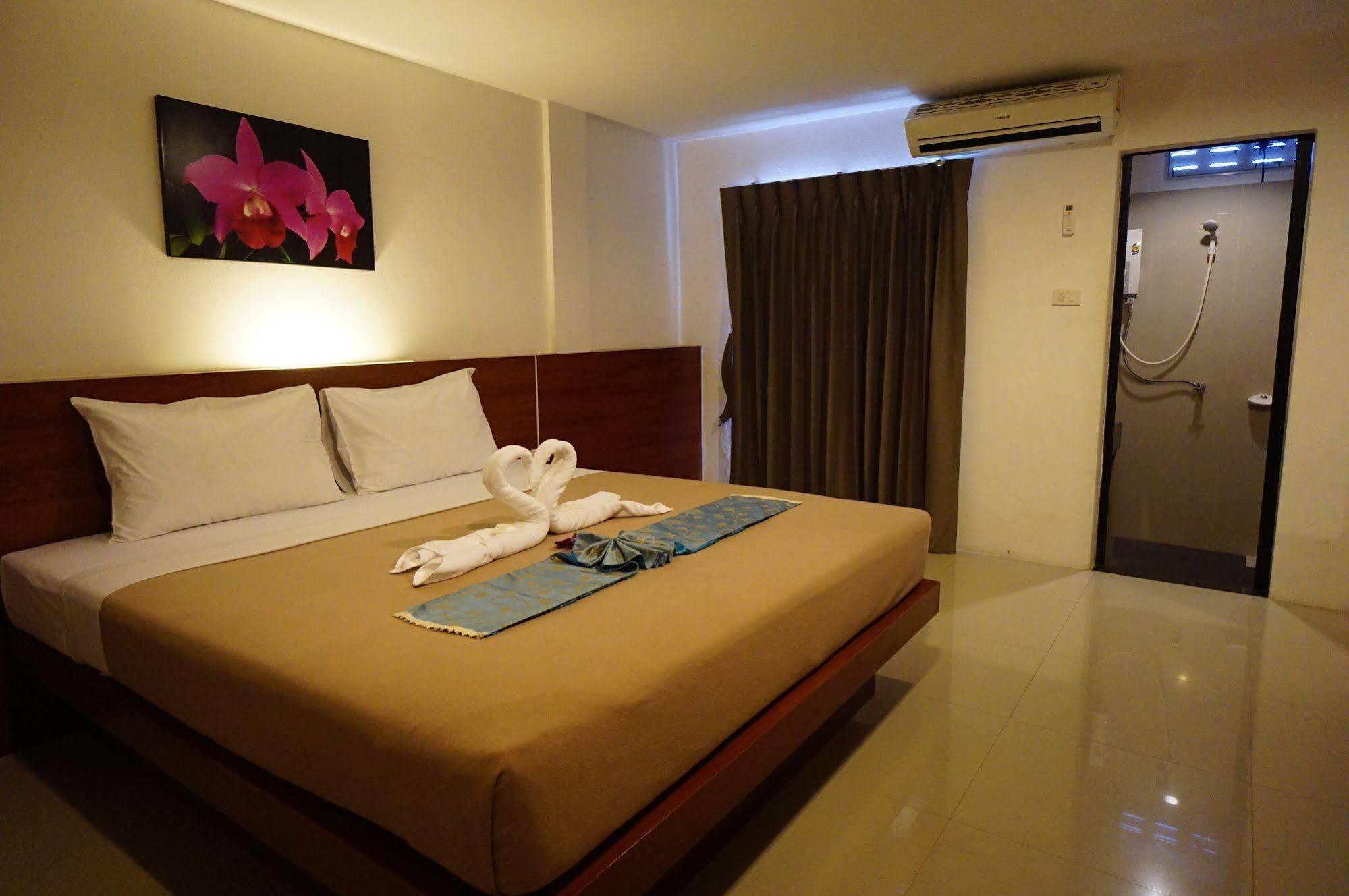 Phuthara Hostel Phuket Esterno foto
